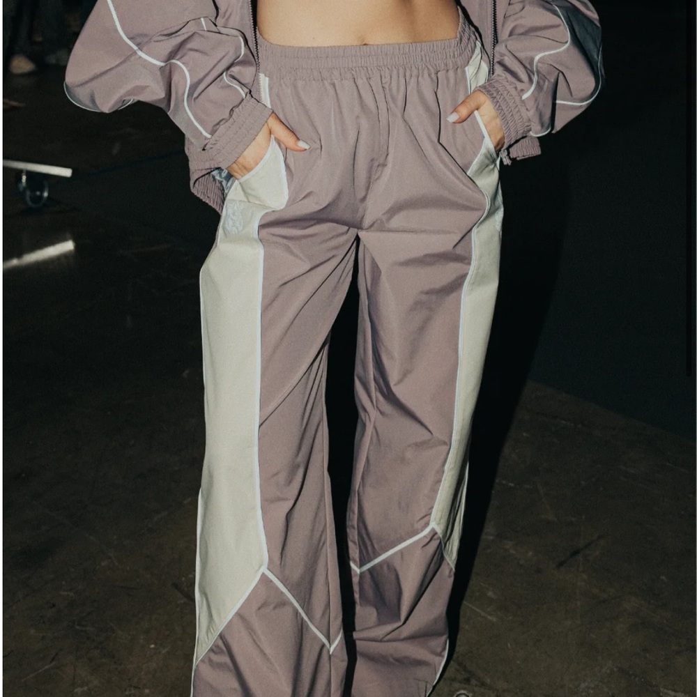 DUAL WOLF QUINN TRACK PANTS IN LIGHT MAUVE/SAND